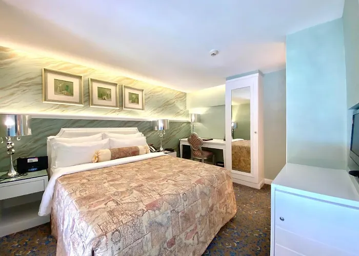 Metropole Hotel 3*